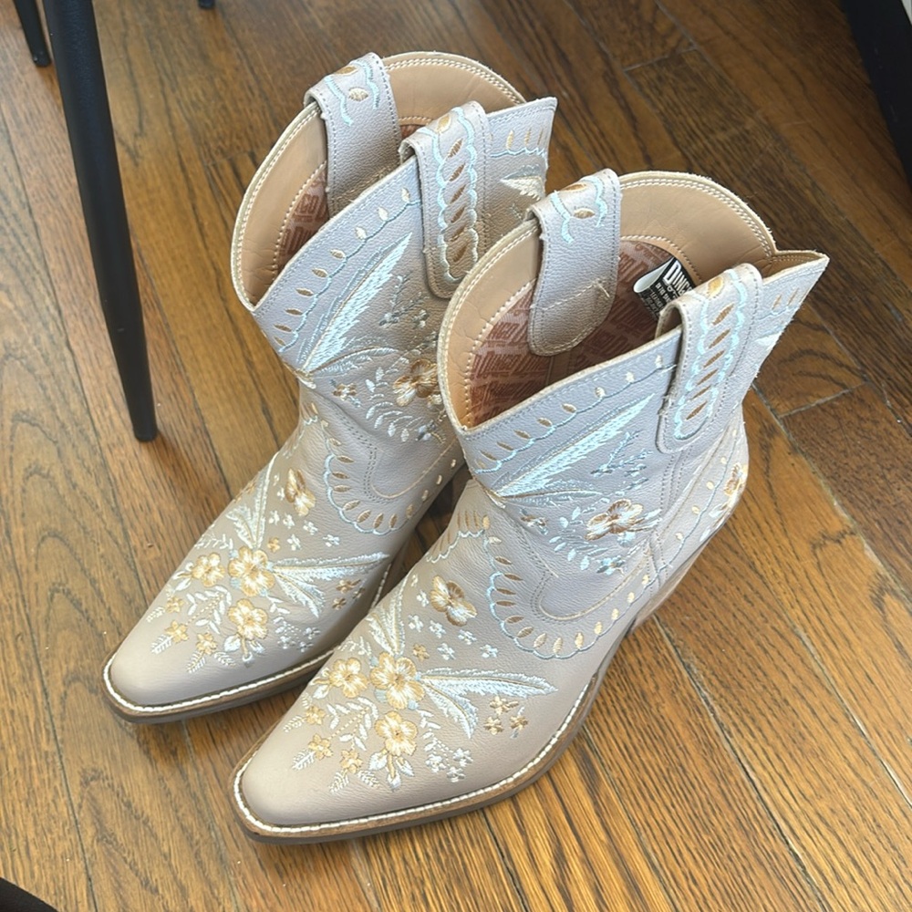 Dingo cowgirl boots.